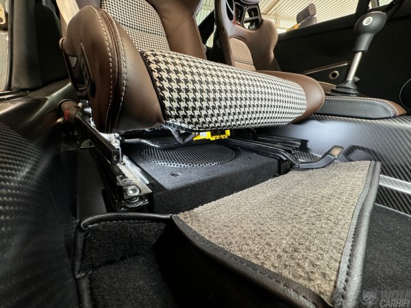 Porsche G Model Untersitz Subwoofer