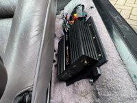 Porsche 928 Endstufenhalter neben der Sitzkonsole