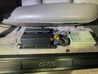 Porsche 928 Endstufenhalter neben der Sitzkonsole