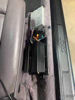 Porsche 928 Endstufenhalter neben der Sitzkonsole