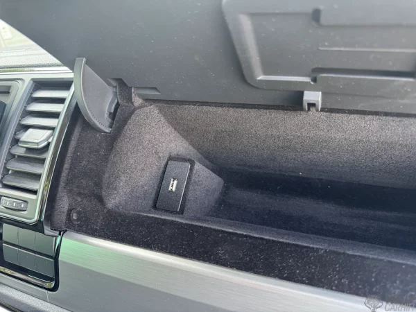 VW T6 (und andere) Halter für eine USB-A Buchse im Handschuhfach