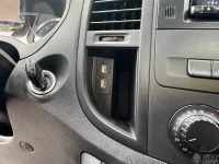 MB Vito V447 Halter für Doppel USB-A Buchsen im Armaturenbrett neben Radio