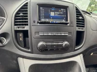 MB Vito V447 Halter für Doppel USB-A Buchsen im Armaturenbrett neben Radio